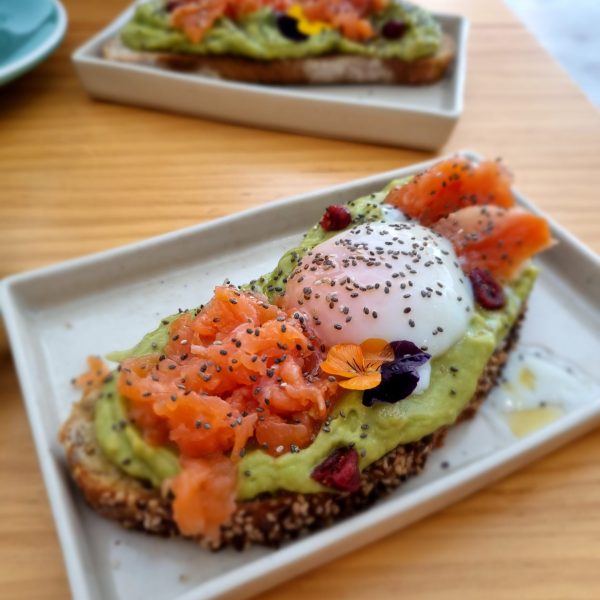 tostada salmon y aguacate